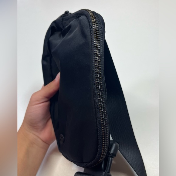 Lululemon Everywhere Black Belt Bag - Picture 11 of 12